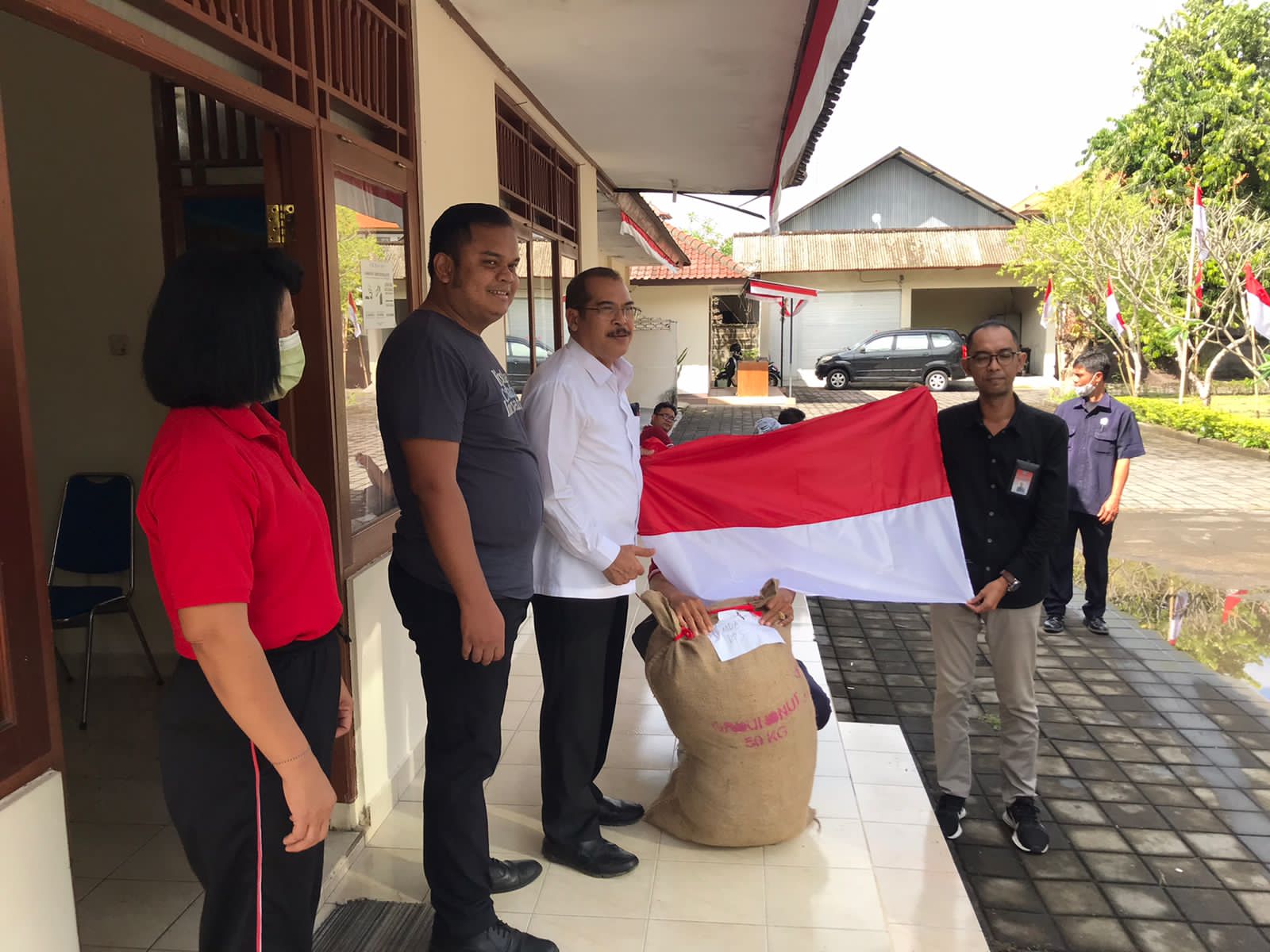 KABAN KESBANGPOL Bali berikan Bendera Merah Putih ke MDA Kab/Kota se-Bali